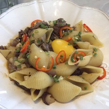 etli ve sebzeli makarna