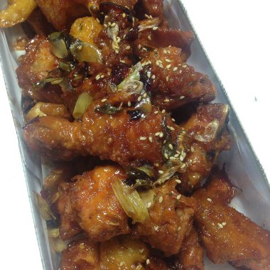 Soslu ve baharatlı kızarmış domuz kanadı.