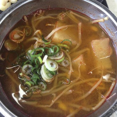 Kore yemeği, kızarmış pirinç eriştesi.