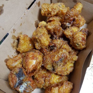 Soslu tavuk kanadı ve sebze.