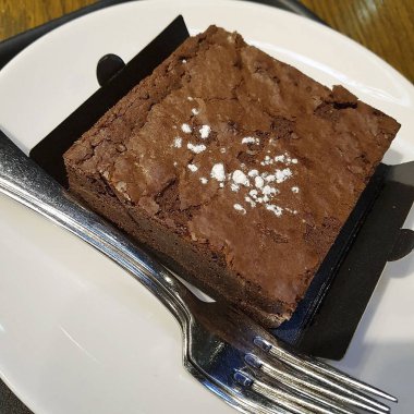 çikolatalı kek ve dondurma.