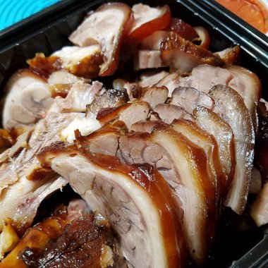 Sebzeli ve baharatlı kızarmış tavuk.