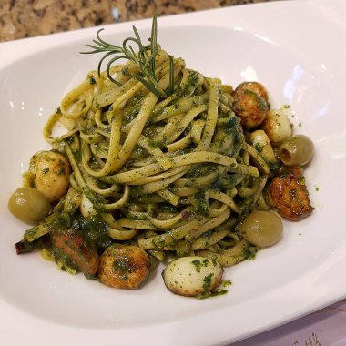 Pesto ve peynirli makarna.