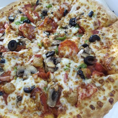 Mantarlı, domatesli ve mantarlı pizza.