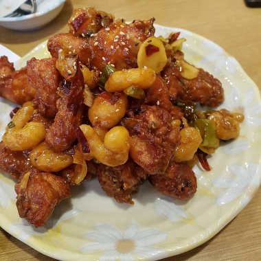 Sebze ve soslu kızarmış tavuk.