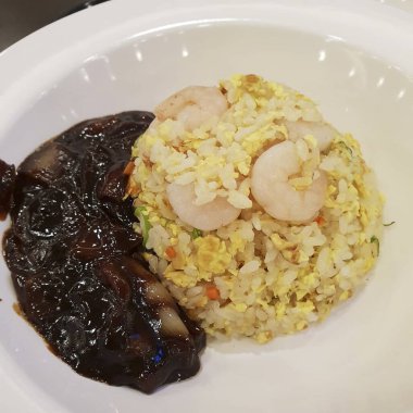 Kavanozda kızarmış pilav.