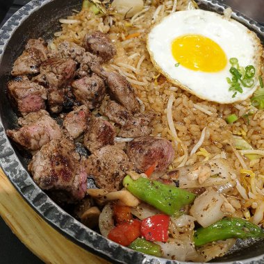 Sebzeli ve baharatlı pilav.