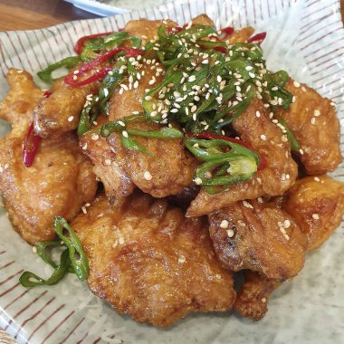 Susamlı ve sebzeli tavuk kanadı.