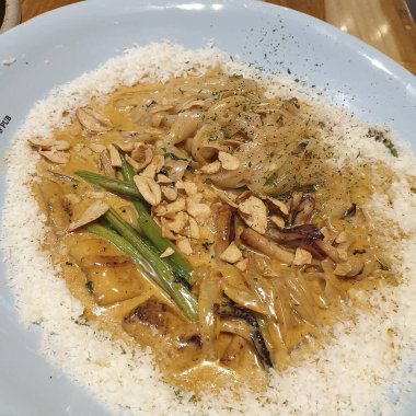 Lezzetli Asya yemeklerinin yakın görüntüsü