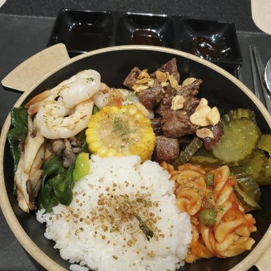 Lezzetli Asya yemeklerinin yakın görüntüsü