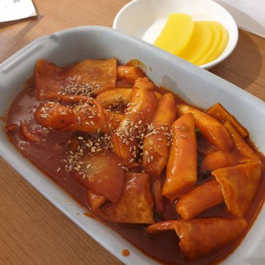 Sebze ve soslu kızarmış tavuk.