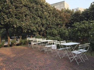 Sandalye ve çiçekli boş masa