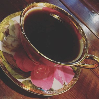 Çiçekli bir fincan çay.