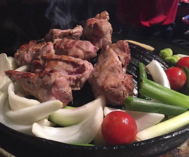 Sebze ve soslu ızgara tavuk.