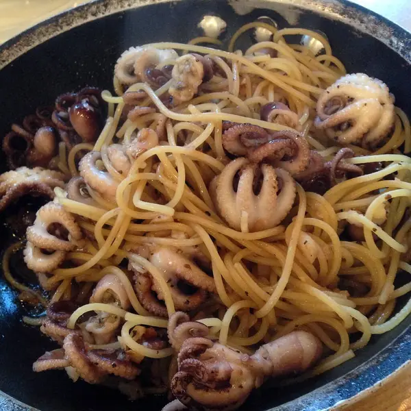 deniz ürünleri ve ahtapotlu makarna.