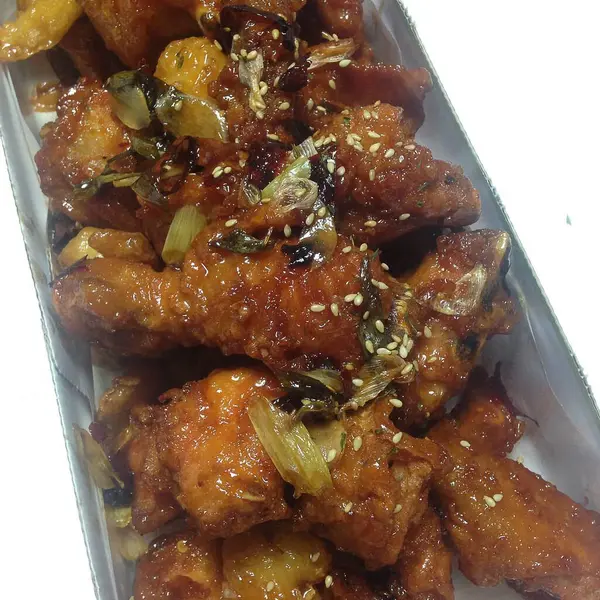 Soslu ve baharatlı kızarmış domuz kanadı.