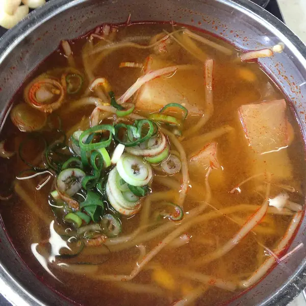 Kore yemeği, kızarmış pirinç eriştesi.