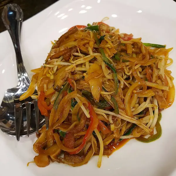 Kızarmış erişteyi sebze ve baharatla karıştır.