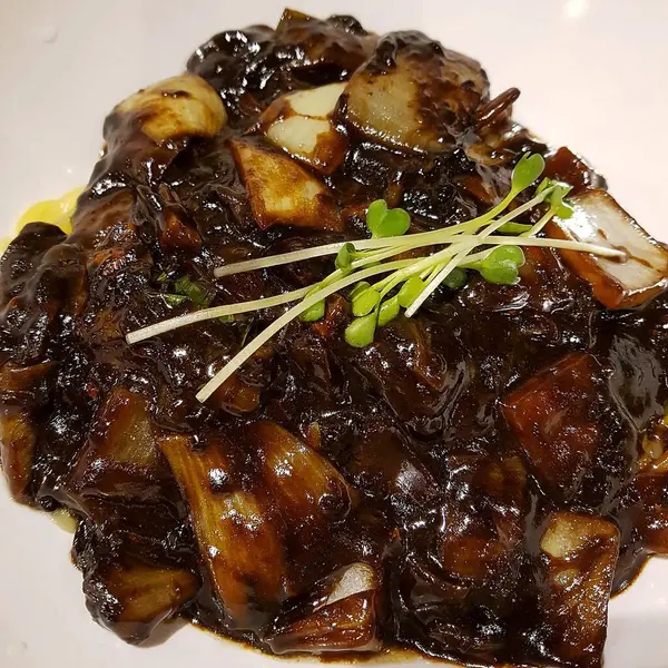 Lezzetli Asya yemeklerinin yakın görüntüsü