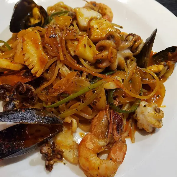 Midye ve sarımsaklı kızarmış karides.