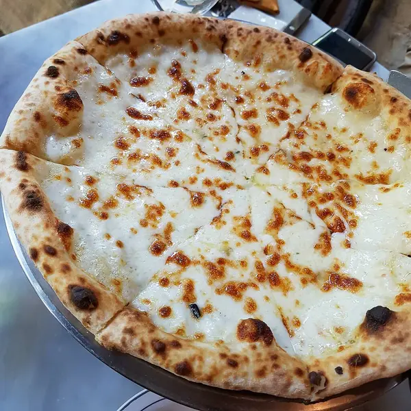 Peynirli ve baharatlı taze ev yapımı pizza.