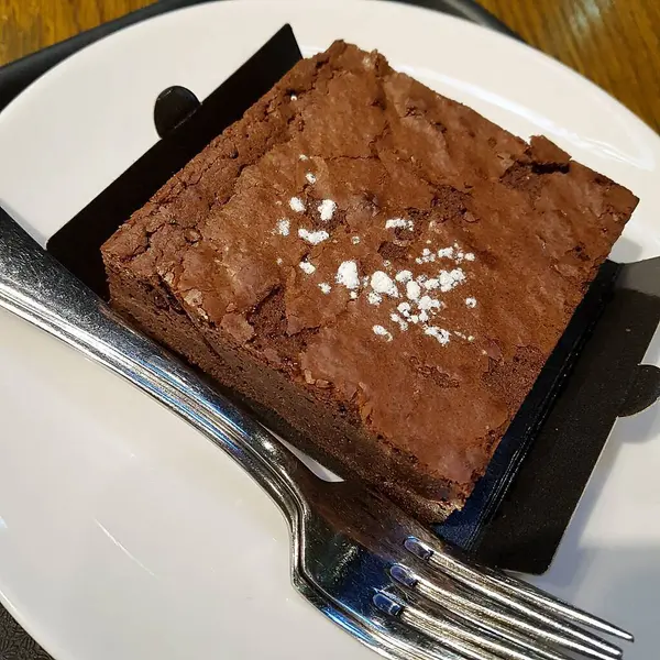 çikolatalı kek ve dondurma.