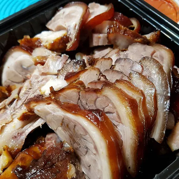 Sebzeli ve baharatlı kızarmış tavuk.