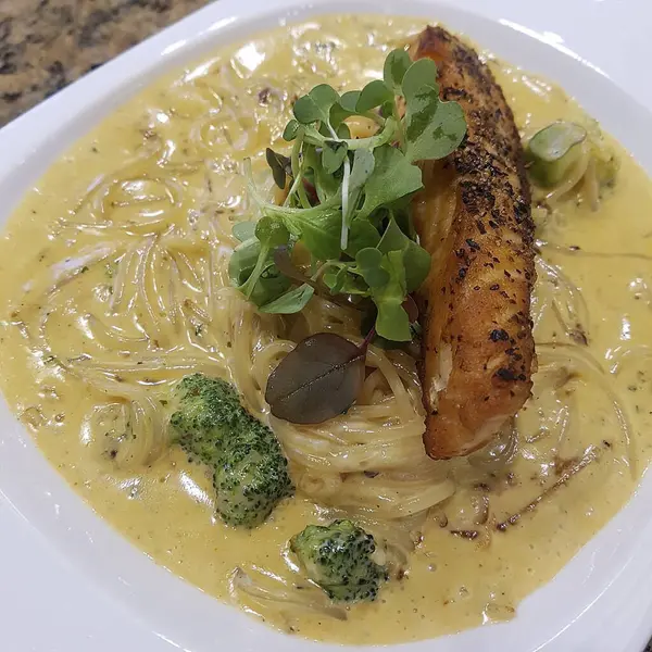 Somon ve krema soslu spagetti.