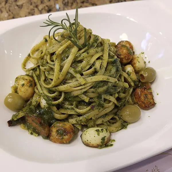 Pesto ve peynirli makarna.