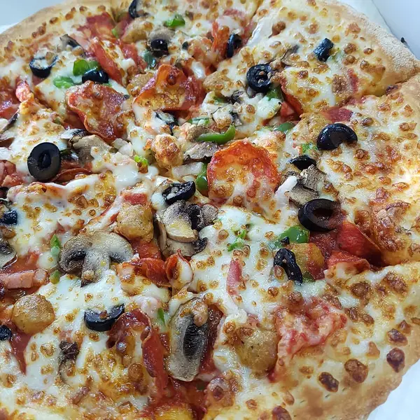 Mantarlı, domatesli ve mantarlı pizza.