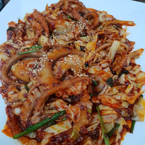 Kızarmış pirinç ve sebzeli Kore baharatlı kimchi.