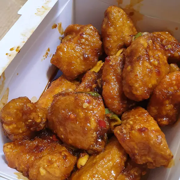 Sebzeli ve baharatlı kızarmış tavuk.