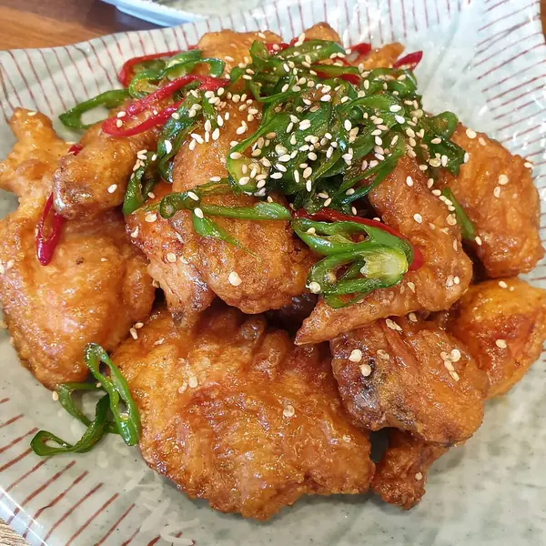 Susamlı ve sebzeli tavuk kanadı.