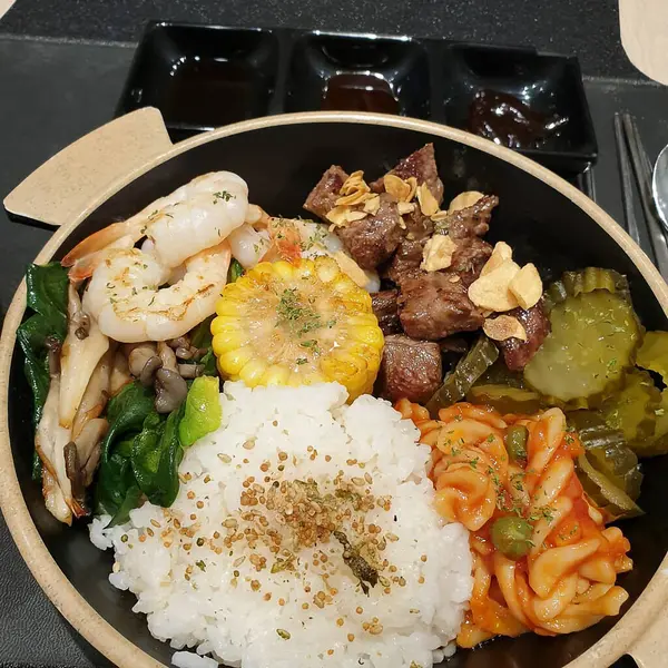 Lezzetli Asya yemeklerinin yakın görüntüsü