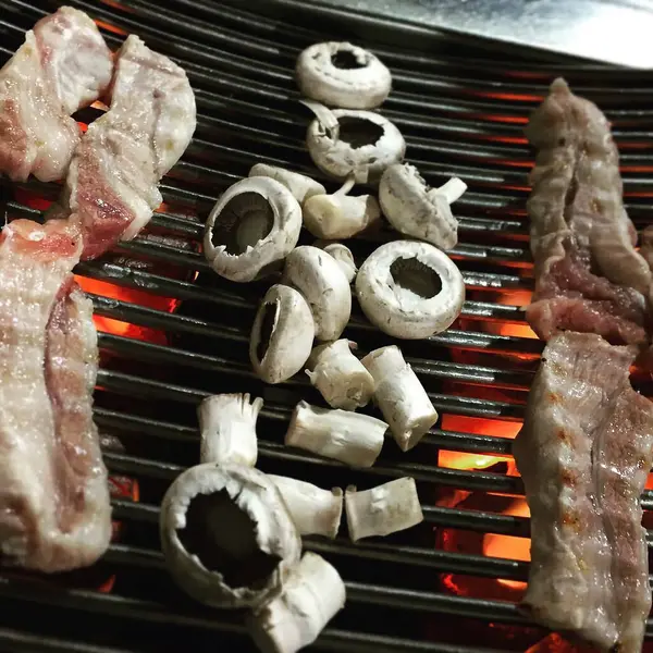 Izgarada domuz eti ile barbekü