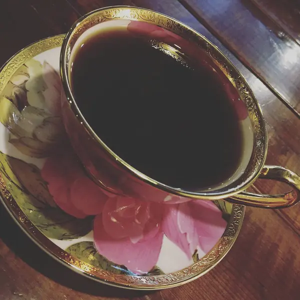 Çiçekli bir fincan çay.