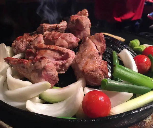 Sebze ve soslu ızgara tavuk.