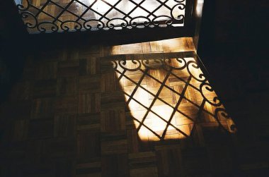 Pencereli ahşap kapı