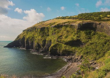 Nehir ve gölü olan güzel bir manzara.