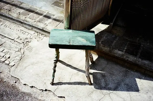 Parktaki eski ahşap bank.