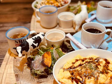 Masanın üzerinde çeşitli kahve çeşitleri var.