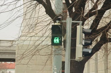 Yoldaki sokak lambası tabelası