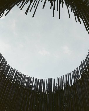 Yuvarlak desenli dairesel bir çerçevenin dikey gri tonlu görüntüsü