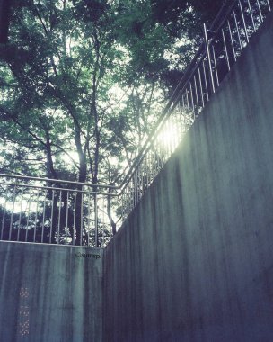 Şehirde terk edilmiş eski bir ev.