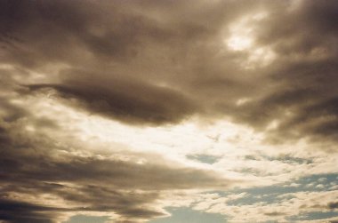 Bulutların üzerinde güzel gün batımı