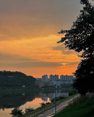 Şehirde günbatımı