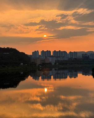 Gölün üzerinde güzel bir gün batımı