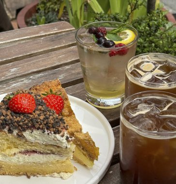 Bir fincan çay ve bir bardak çay.