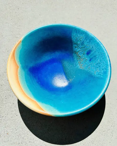 Beyaz arka planı olan boş bir kase