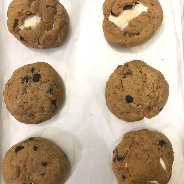 çikolata parçaları ile çikolatalı kurabiye